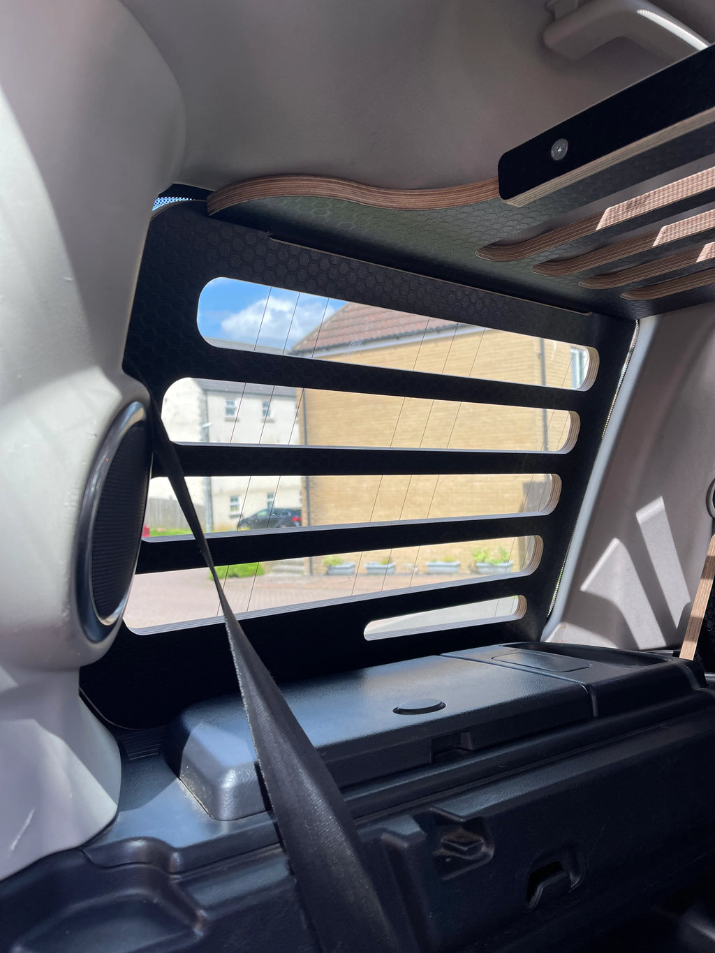 Land Rover Discovery 4 with Cargo system fitted, showing side window panel