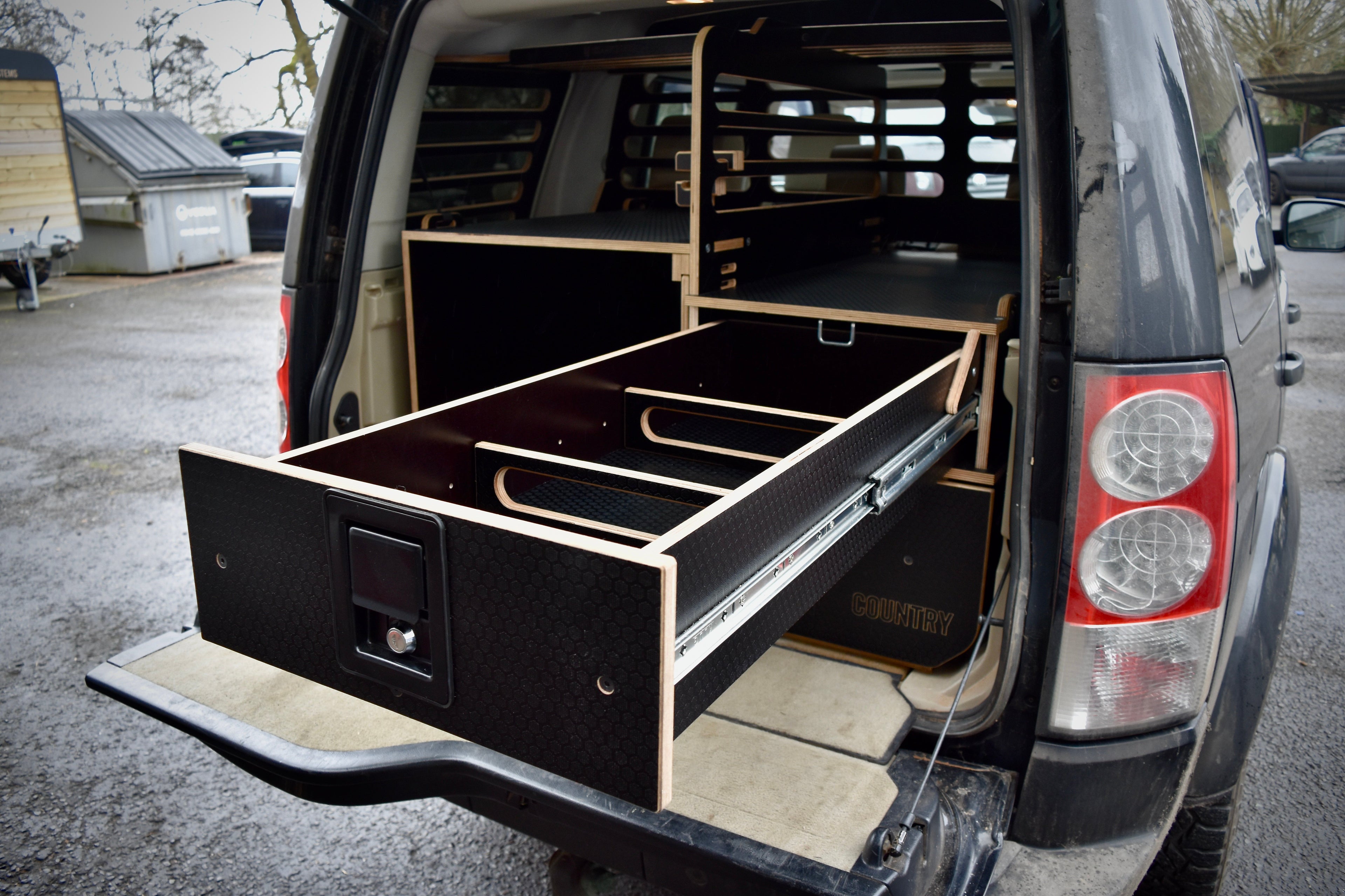 Land Rover Discovery 4 vehicle with drawer storage system 