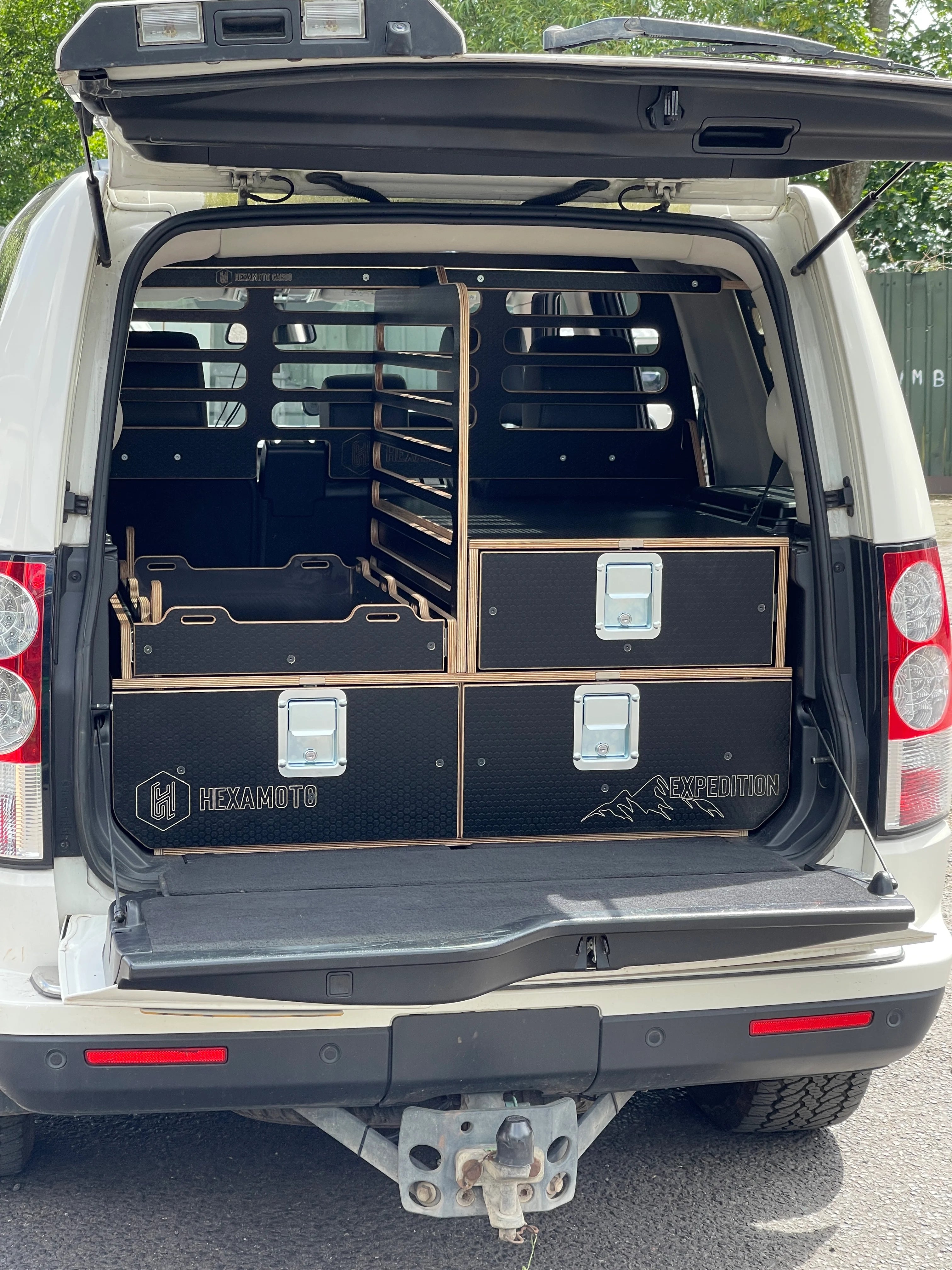 Boot of a Discovery 3 with Expedition storage system from Hexamoto
