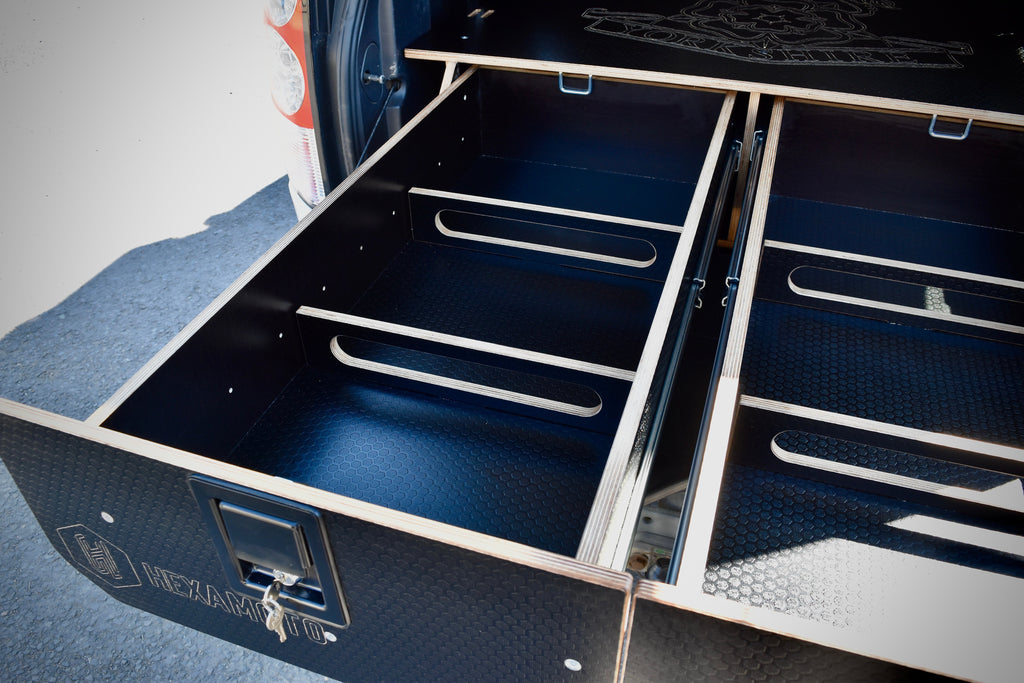 Storage system in Discovery 4 with open drawers with engraved Hexamoto logo
